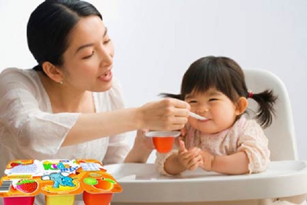 Cho con ăn sữa chua người lớn l&agrave; một sai lầm trong ăn uống thường gặp của cha mẹ