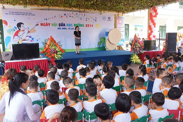 B&agrave; B&ugrave;i Thị Hương &ndash; Gi&aacute;m đốc Điều h&agrave;nh Vinamilk &ndash; chia sẽ kinh nghiệm triển khai chương tr&igrave;nh Sữa học đường ở c&aacute;c Tỉnh.