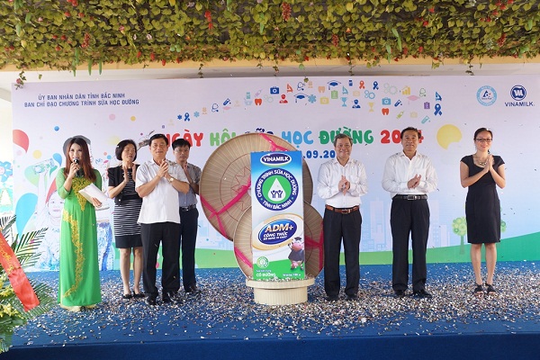 &Ocirc;ng Trần Văn T&uacute;y, UV BCH TW Đảng, b&iacute; thư Tỉnh Bắc Ninh, &Ocirc;ng Dương Tử Quỳnh &ndash; Ph&oacute; chủ Tịch UBND Tỉnh Bắc Ninh, &Ocirc;ng Nguyễn Đức Bưởi &ndash; Gi&aacute;m Đốc Sở Gi&aacute;o Dục v&agrave; Đ&agrave;o Tạo Tỉnh c&ugrave;ng B&agrave; B&ugrave;i Thị Hương &ndash; Gi&aacute;m Đốc điều h&agrave;nh Vinamilk v&agrave; c&ocirc;ng ty Tetrapak  khai mạc chương tr&igrave;nh.