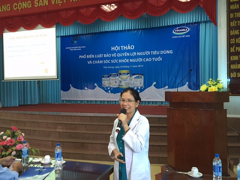 B&aacute;c sĩ Chuy&ecirc;n khoa I Nguyễn Thị &Aacute;nh V&acirc;n, Trung t&acirc;m dinh dưỡng TPHCM chia sẻ th&ocirc;ng tin hữu &iacute;ch &ldquo;Dinh dưỡng ở người cao tuổi&rdquo; tại hội thảo do Vinamilk tổ chức ở Tiền Giang