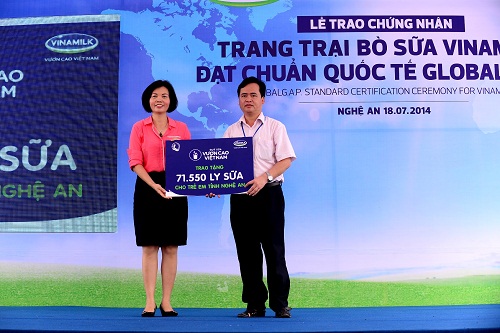  B&agrave; B&ugrave;i Thị Hương &ndash; Gi&aacute;m Đốc Đối Ngoại Vinamilk cũng trao tặng 71.550 ly sữa của chương tr&igrave;nh Quỹ Sữa Vươn Cao Việt Nam năm 2014 cho ngh&egrave;o trẻ em tỉnh Nghệ An.