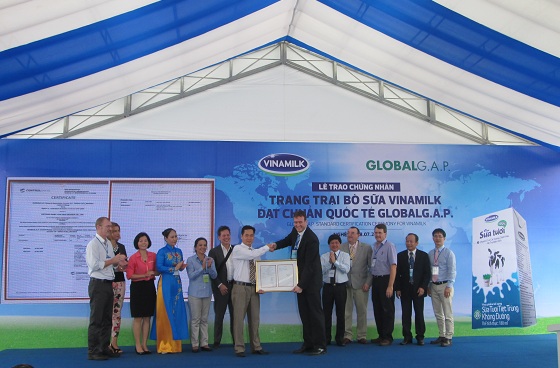&Ocirc;ng Richard De Boer, đại diện Tổ chức Chứng nhận Global G.A.P. ConTrolUnion (H&agrave; Lan) trao giấy chứng nhận đạt chuẩn quốc tế Thực H&agrave;nh N&ocirc;ng Nghiệp Tốt To&agrave;n cầu (Global G.A.P.) cho trang trại của Vinamilk