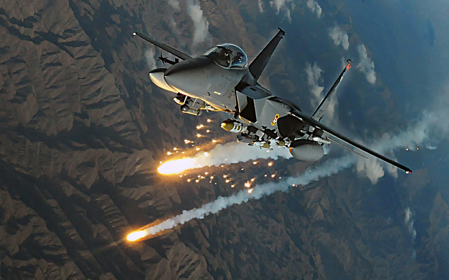Ti&ecirc;m k&iacute;ch F-15 đ&aacute;nh gi&aacute; l&agrave; một trong những m&aacute;y bay chiến đấu c&oacute; khả năng cơ động tốt nhất thế giới