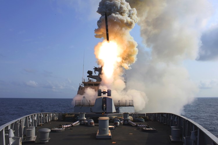 T&ecirc;n lửa h&agrave;nh tr&igrave;nh si&ecirc;u thanh BrahMos ph&oacute;ng thẳng đứng từ t&agrave;u hộ vệ hiện đại lớp Talwar của Ấn Độ