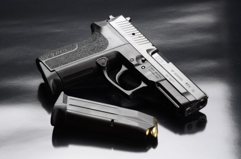 S&uacute;ng ngắn SIG Sauer SP2022 hiện đang l&agrave; vũ kh&iacute; ch&iacute;nh của c&aacute;c sĩ quan cảnh s&aacute;t Ph&aacute;p