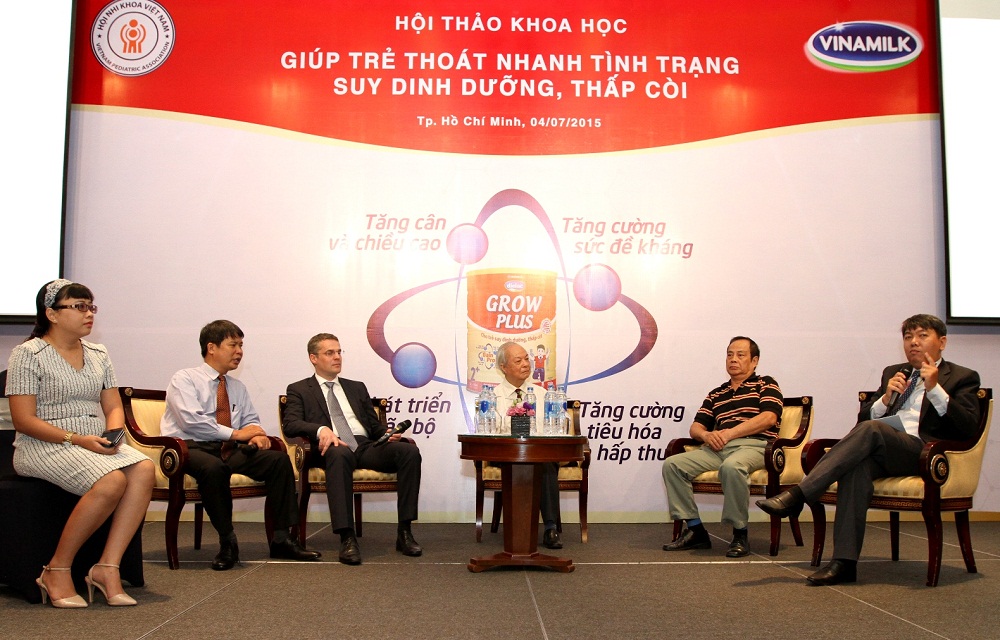 C&aacute;c chuy&ecirc;n gia y tế trong v&agrave; ngo&agrave;i nước giải đ&aacute;p c&aacute;c thắc mắc của c&aacute;c b&agrave; mẹ tham dự Hội thảo
