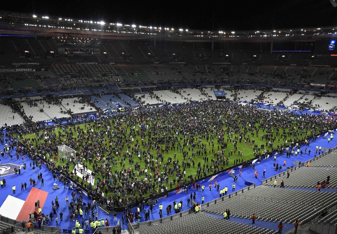 Quang cảnh Stade de France cuối trận. CĐV được y&ecirc;u cầu tập trung xuống mặt s&acirc;n để tr&aacute;nh c&aacute;c nguy cơ về an ninh.