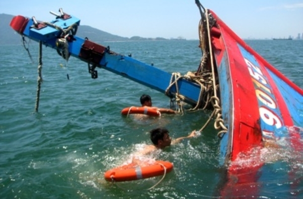 t&agrave;u ngư d&acirc;n việt nam bị d&acirc;m tr&ecirc;n biển