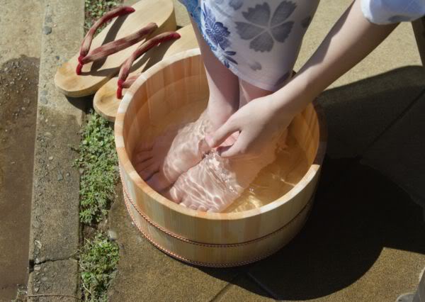 T&aacute;c dụng của bia trong việc gi&uacute;p bạn thư gi&atilde;n sau nhiều giờ l&agrave;m việc mệt mỏi đồng thời khử m&ugrave;i h&ocirc;i kh&oacute; chịu của ch&acirc;n