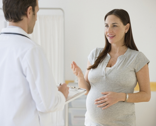 Khi b&agrave; bầu bị sốt xuất huyết, h&atilde;y đến bệnh viện để được b&aacute;c sĩ hướng dẫn phương ph&aacute;p điều trị ph&ugrave; hợp