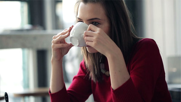 Mật độ lo&atilde;ng xương giảm li&ecirc;n quan đến số lượng c&agrave; ph&ecirc; uống mỗi ng&agrave;y