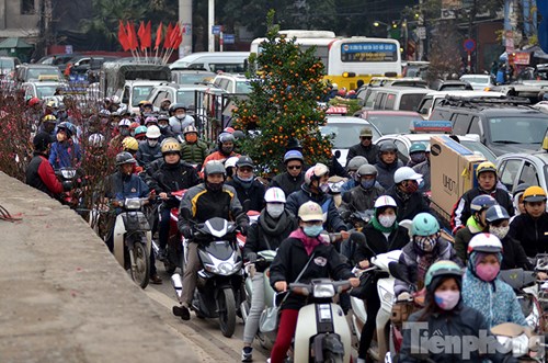 &Ugrave;n tắc h&agrave;ng km tr&ecirc;n đường v&agrave;o chợ hoa Quảng An