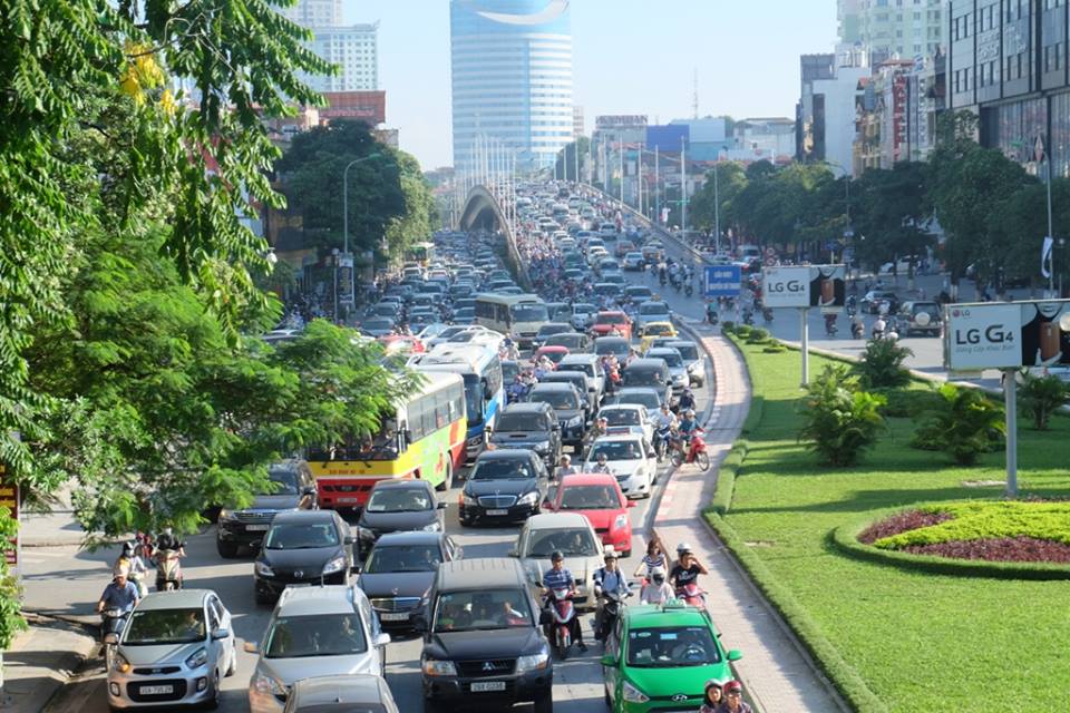 H&igrave;nh ảnh giao th&ocirc;ng tắc nghẽn tại khu vực cầu vượt ng&atilde; tư L&aacute;ng - Nguyễn Ch&iacute; Thanh v&agrave;o s&aacute;ng 17/11