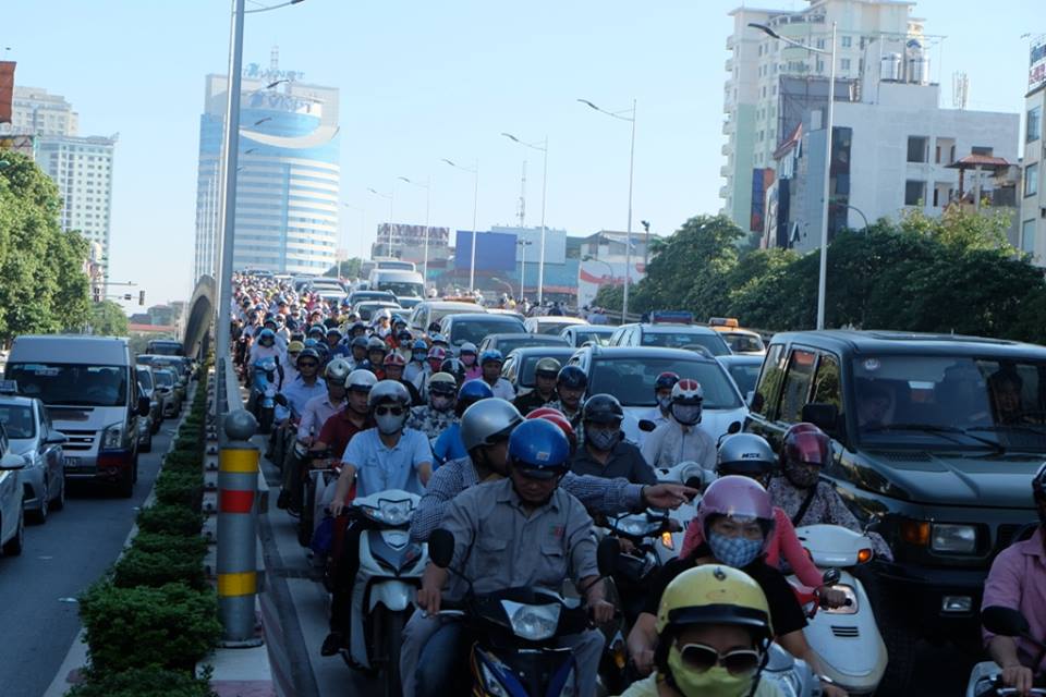 Kẹt cứng cả tr&ecirc;n cầu vượt cạn Nguyễn Ch&iacute; Thanh