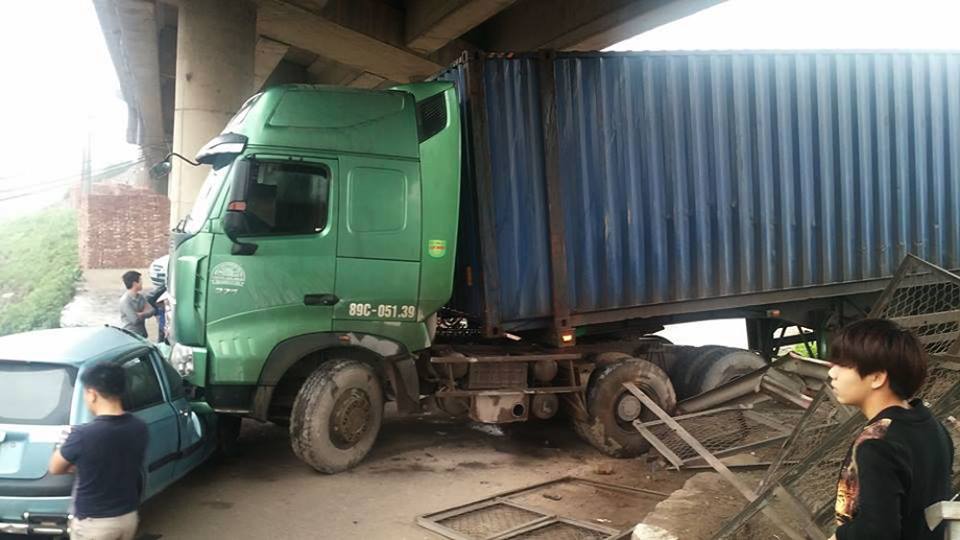 Chiếc xe container mất l&aacute;i đ&acirc;m bẹp r&uacute;m đầu xe taxi