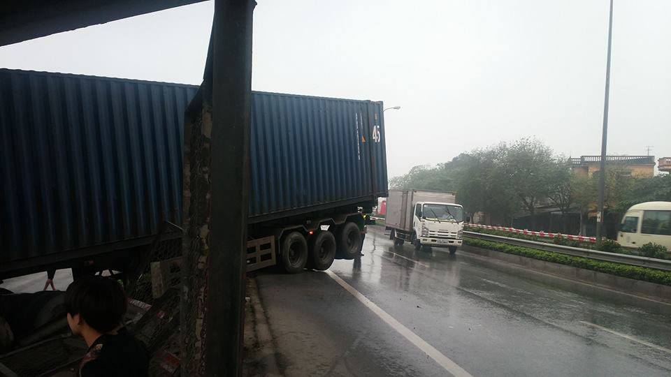 Chiếc xe container mất l&aacute;i đ&acirc;m bẹp r&uacute;m đầu xe taxi