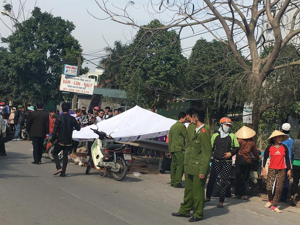 Lực lượng chức năng đang l&agrave;m kh&aacute;m nghiệm hiện trường vụ tai nạn