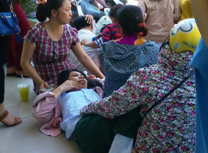 Vụ tai nạn chết đuối khiến chị Nguyễn Thị Nhung vật v&atilde; đến lịm người v&igrave; kh&oacute;c thương con