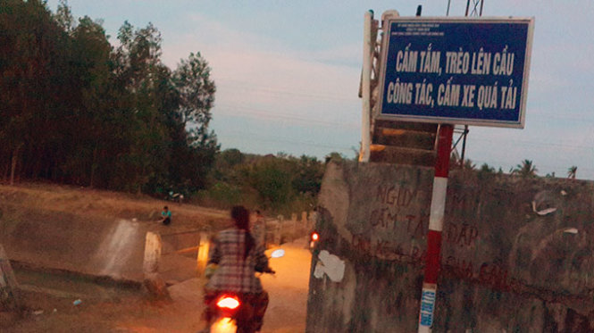 D&ugrave; c&oacute; biển b&aacute;o cấm nhưng c&aacute;c em học sinh vẫn xuống tắm ở đập thủy lợi Phước B&igrave;nh, dẫn đến vụ tai nạn chết đuối