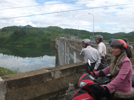 Hồ thủy điện S&ocirc;ng Tranh 2, nơi xảy ra vụ lật ghe khiến vợ bị tai nạn chết đuối, chồng vẫn đang mất t&iacute;ch.