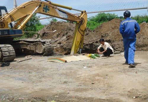 Vụ tai nạn cần của xe cuốc đất va tr&uacute;ng đầu khiến nam c&ocirc;ng nh&acirc;n tử vong tại chỗ