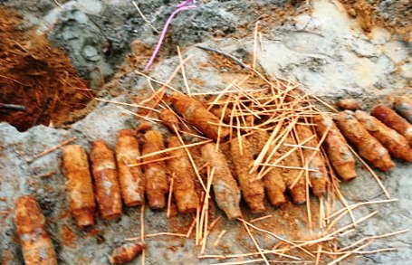 Đ&atilde; c&oacute; kh&ocirc;ng &iacute;t vụ tai nạn chết người do v&ocirc; t&igrave;nh đ&agrave;o tr&uacute;ng hoặc cố t&igrave;nh cưa đầu đạn, bom từ thời chiến tranh để lấy thuốc nổ