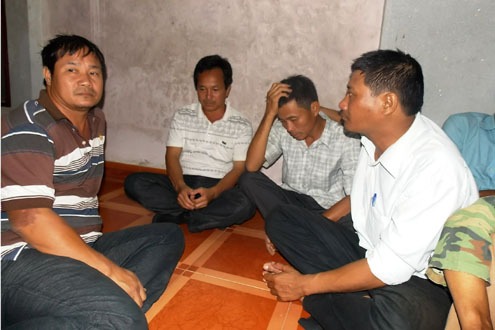 Ông Cảnh (cha của nạn nhân Đặng Hoàng Lâm) ngã quỵ khi hay tin về vụ tai nạn chết đuối Ông Cảnh (cha của nạn nhân Đặng Hoàng Lâm) ngã quỵ khi hay tin về vụ tai nạn chết đuối