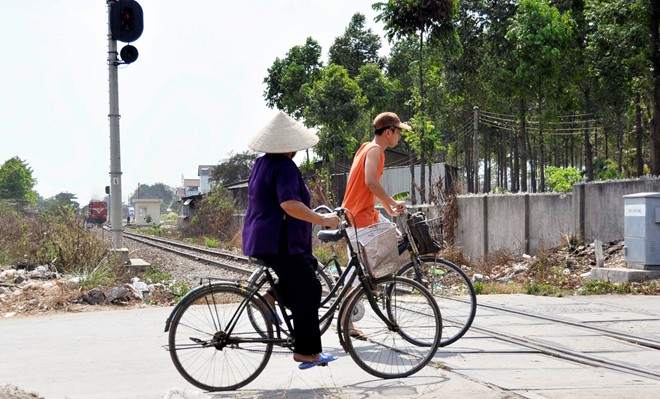 Tai nạn đường sắt xảy ra khi cụ &ocirc;ng đang dắt xe đạp băng qua đường ngang