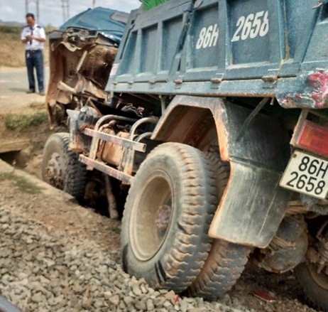 Vụ tai nạn đường sắt khiến 1 người chết, hàng trăm hành khách hoảng loạn Vụ tai nạn đường sắt khiến 1 người chết, hàng trăm hành khách hoảng loạn