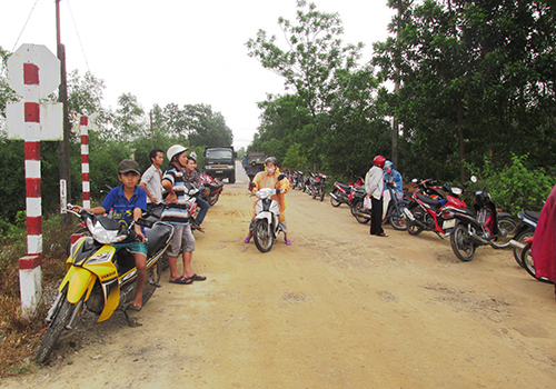 Tai nạn đường sắt khiến hai thanh ni&ecirc;n tử nạn tại chỗ do bị t&agrave;u hỏa đ&acirc;m trực diện