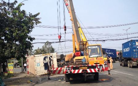 Hiện trường vụ tai nạn giao th&ocirc;ng tại cổng cảng C&aacute;t L&aacute;i