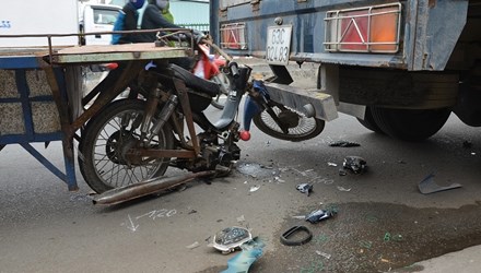 Hiện trường vụ tai nạn giao th&ocirc;ng giữa xe tự chế v&agrave; xe tải khiến 1 người tử vong