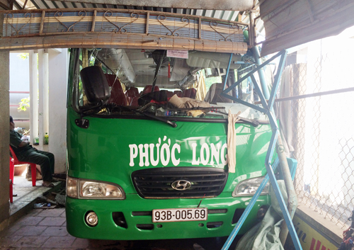 Vụ tai nạn giao th&ocirc;ng khiến xe &ocirc; t&ocirc; 25 chỗ mất l&aacute;i đ&acirc;m thẳng v&agrave;o nh&agrave; d&acirc;n