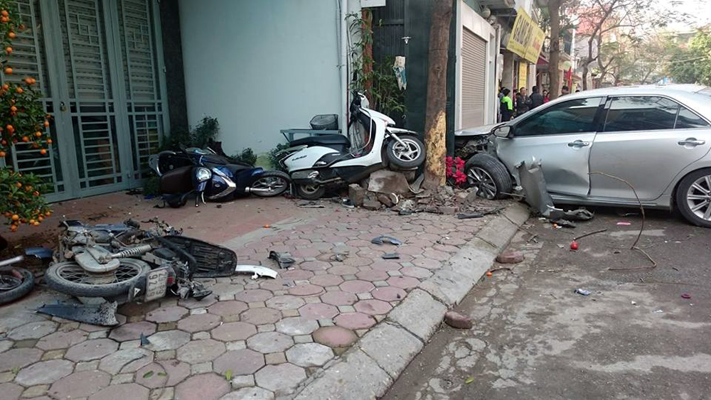 Vụ tai nạn giao thông đặc biệt nghiêm trọng khiến ít nhất 2 người tử vong, 3 xe máy bị ‘dồn’ vào góc tường Vụ tai nạn giao thông đặc biệt nghiêm trọng khiến ít nhất 2 người tử vong, 3 xe máy bị ‘dồn’ vào góc tường