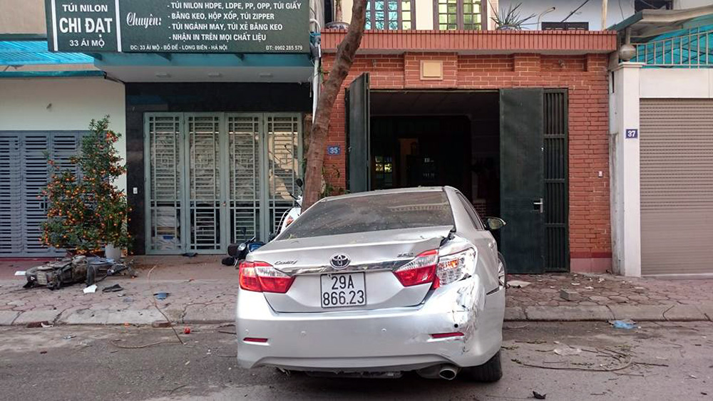 Chiếc xe Camry quay ngang, cắm đầu vào trước cửa nhà số 35 Ái Mộ sau khi gây tai nạn Chiếc xe Camry quay ngang, cắm đầu vào trước cửa nhà số 35 Ái Mộ sau khi gây tai nạn