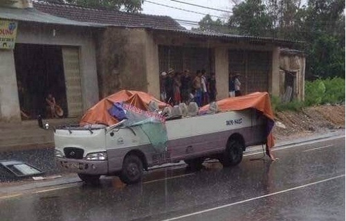 Vụ tai nạn giao th&ocirc;ng hy hữu khiến chiếc xe kh&aacute;ch bị xe ben &lsquo;xẻ ngang&rsquo;, mất nguy&ecirc;n phần n&oacute;c