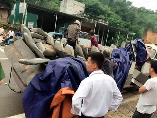 Vụ tai nạn giao th&ocirc;ng kh&ocirc;ng chỉ khiến xe kh&aacute;ch trơ n&oacute;c m&agrave; c&ograve;n l&agrave;m nhiều h&agrave;nh kh&aacute;ch bị thương nặng