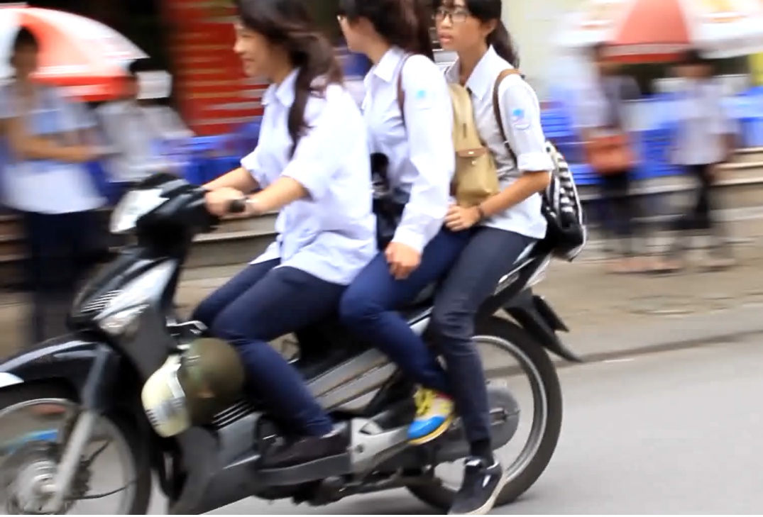 Tai nạn giao th&ocirc;ng đau l&ograve;ng do 3 nữ sinh tập xe m&aacute;y ph&oacute;ng nhanh