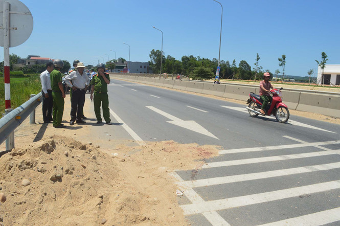Trưa 6/6, C&ocirc;ng an huyện Sơn Tịnh đ&atilde; l&agrave;m việc với chủ đầu tư v&agrave; nh&agrave; thầu ngay tại hiện trường vụ tai nạn giao th&ocirc;ng để l&agrave;m r&otilde; nguy&ecirc;n nh&acirc;n