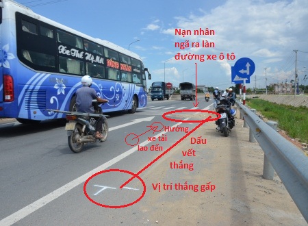 Vị tr&iacute; nạn nh&acirc;n thắng xe gấp rồi lao v&agrave;o đống c&aacute;t, sau đ&oacute; ng&atilde; người ra l&agrave;n đường &ocirc; t&ocirc; v&agrave; bị xe tải c&aacute;n chết