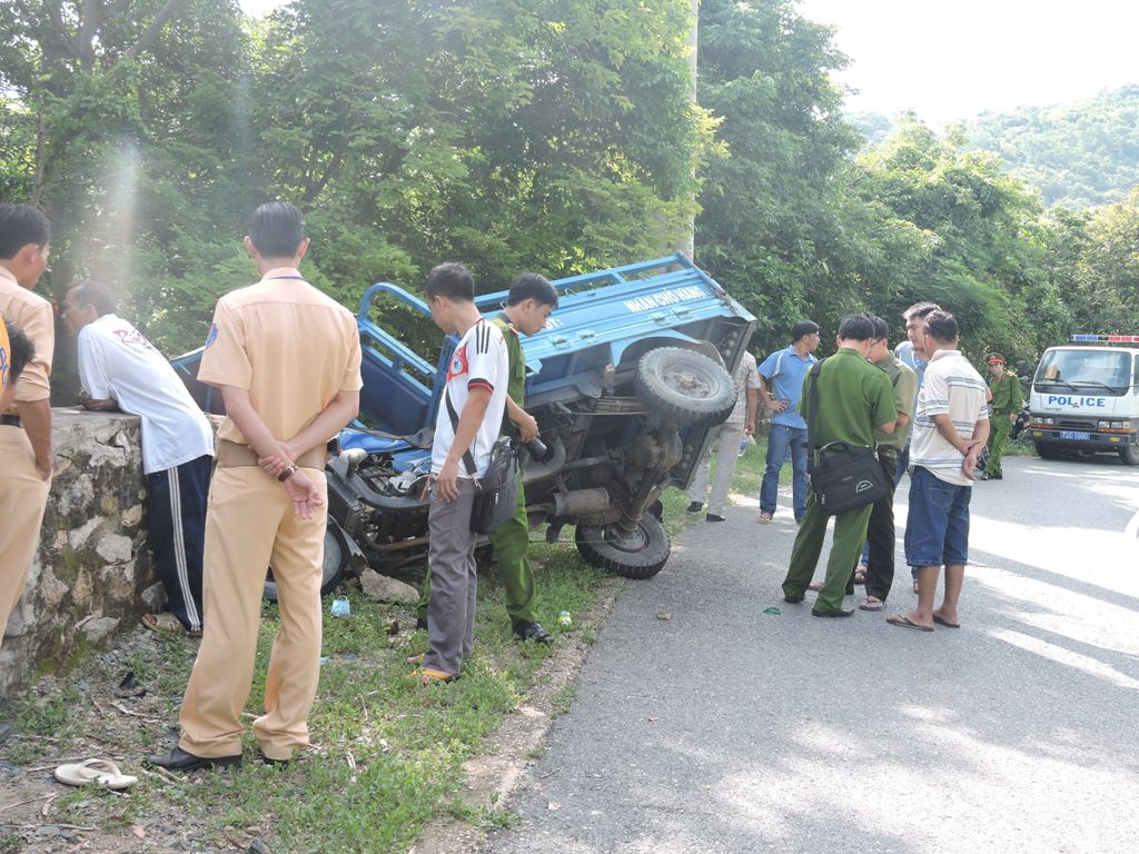 Hiện trường vụ tai nạn giao th&ocirc;ng kinh ho&agrave;ng tr&ecirc;n đường l&ecirc;n Suối Ti&ecirc;n