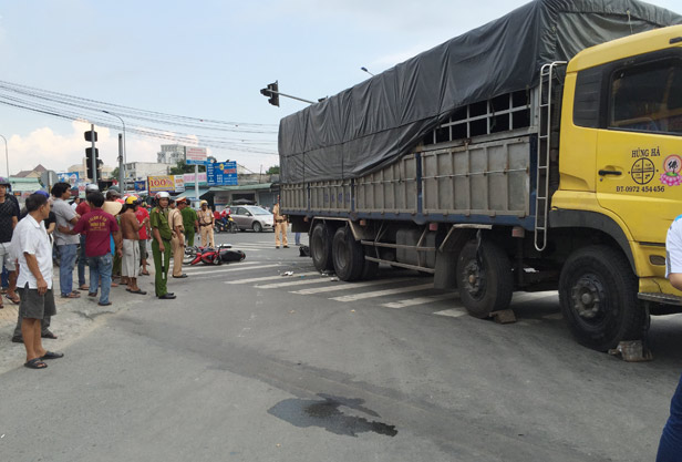 Sau khi g&acirc;y tai nạn giao th&ocirc;ng chết người, t&agrave;i xế xe tải đ&atilde; bỏ trốn khỏi hiện trường