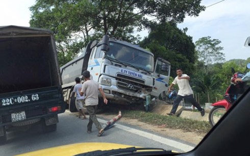 Hiện trường vụ tai nạn giao th&ocirc;ng nghi&ecirc;m trọng khiến 2 người chết, 1 người đang trong t&igrave;nh trạng nguy kịch