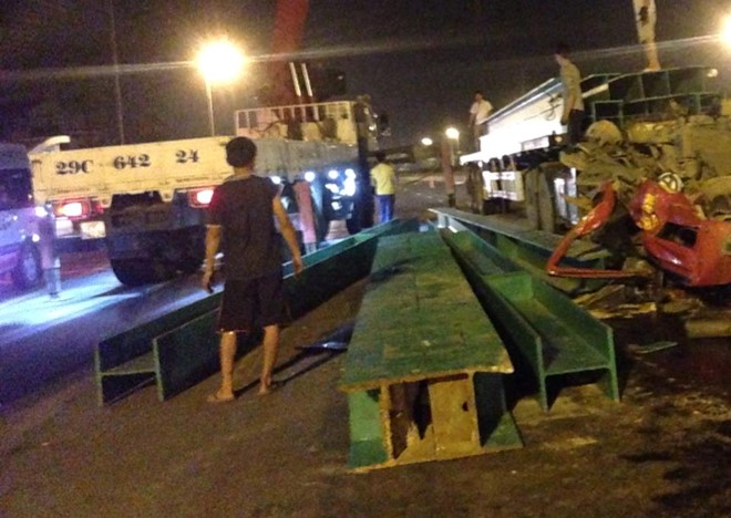 6 thanh dầm bị trượt xuống đường tại hiện trường vụ tai nạn giao th&ocirc;ng