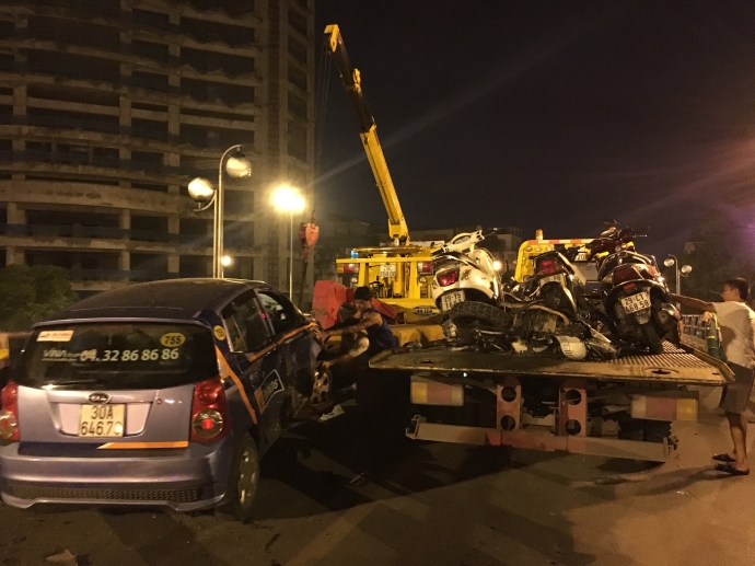 Chiếc taxi &lsquo;đi&ecirc;n&rsquo; v&agrave; h&agrave;ng loạt xe m&aacute;y của c&aacute;c nạn nh&acirc;n trong vụ tai nạn giao th&ocirc;ng kinh ho&agrave;ng tr&ecirc;n cầu vượt Th&aacute;i H&agrave; đ&ecirc;m 8/11