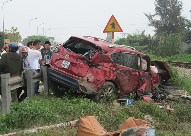 Vụ tai nạn giao th&ocirc;ng khiến &ocirc; t&ocirc; 5 chỗ biến dạng, hư hỏng nặng