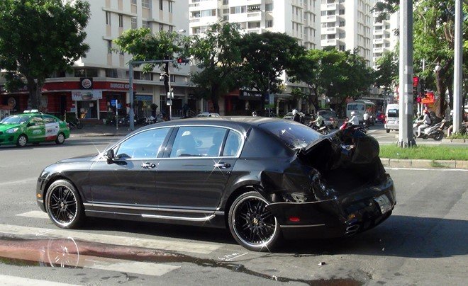 Vụ tai nạn giao th&ocirc;ng khiến chiếc &ocirc; t&ocirc; Bentley bị xe container t&ocirc;ng n&aacute;t phần đu&ocirc;i