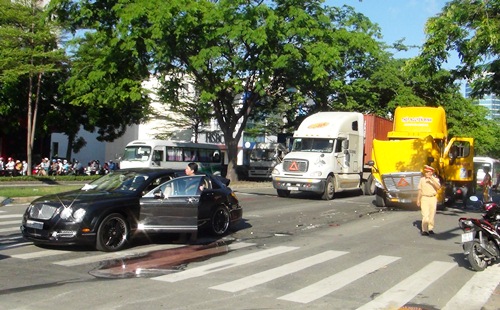 Lực lượng chức năng TPHCM xử l&yacute; hiện trường vụ tai nạn kinh ho&agrave;ng giữa si&ecirc;u xe Bentley v&agrave; container