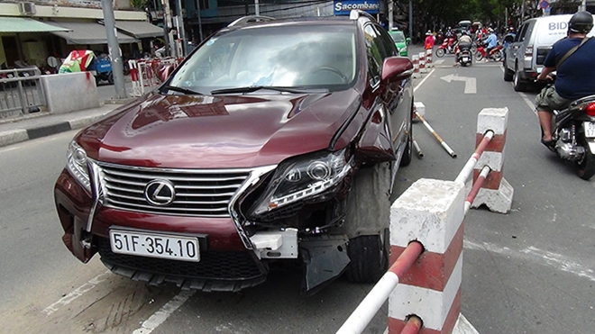Xế sang Lexus hư hỏng nặng v&igrave; tai nạn giao th&ocirc;ng tr&ecirc;n cầu Calmette ng&agrave;y 30/5