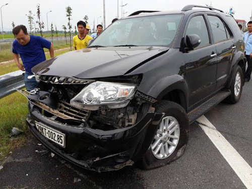 Trong khi đ&oacute;, chiếc &ocirc; t&ocirc; Toyota Fortuner cũng bị hư hỏng nặng sau vụ tai nạn giao th&ocirc;ng bất ngờ